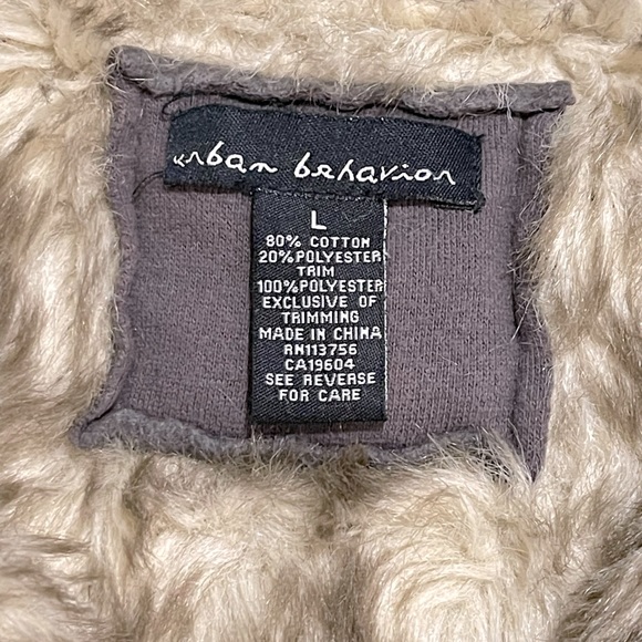 Urban Behaviour- L - brownish Tan - faux fur- warm - Picture 4 of 4